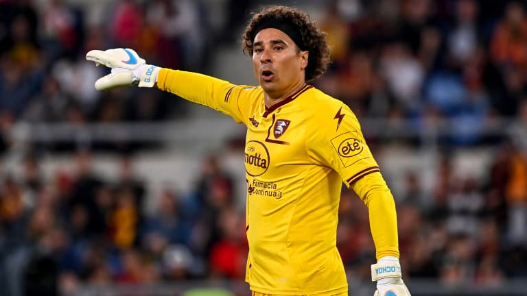 ¡Se queda! Ochoa renueva con Salernitana con incremento salarial